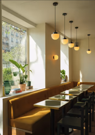 Salle de restaurant avec lampes suspendus Orso Hotels Paris