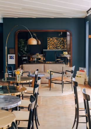 Dining room with round tables Orso Hotels Paris
