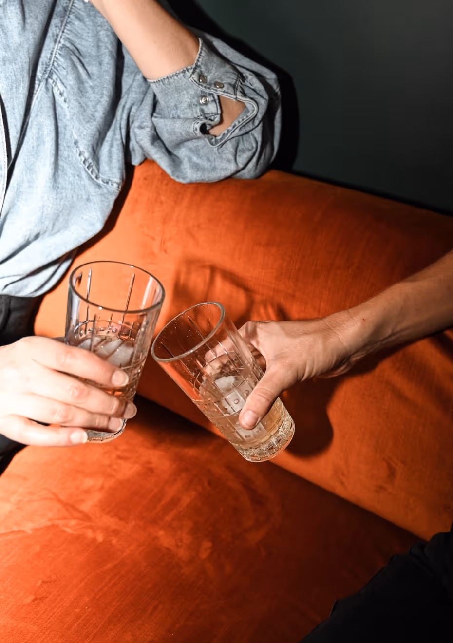 Personnes qui trinquent avec verres dans les mains Orso Hotels Paris
