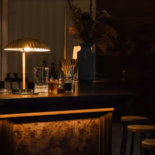 Bar sombre avec petite lampe Orso Hotels Paris