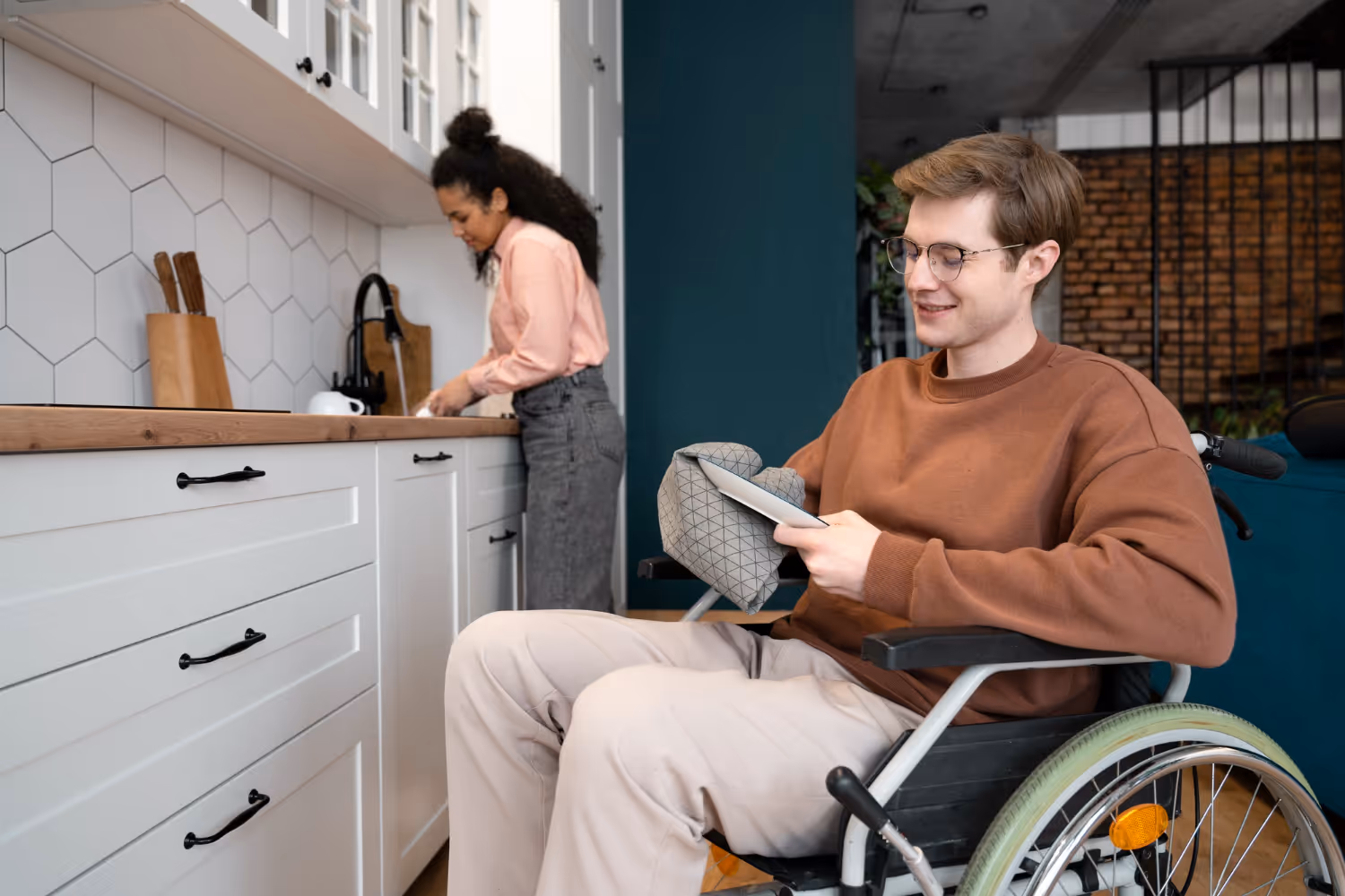 un homme en situation de handicap avec sa femme