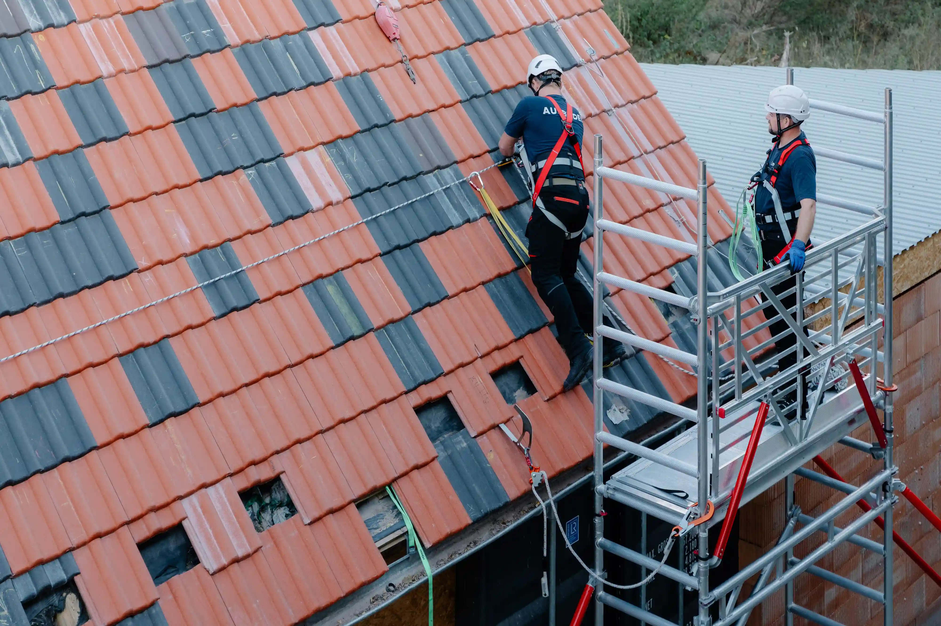 Enpal und Würth entwickeln erstes DIN-geprüftes Sicherheitssystem für PV-Dachmontagen 