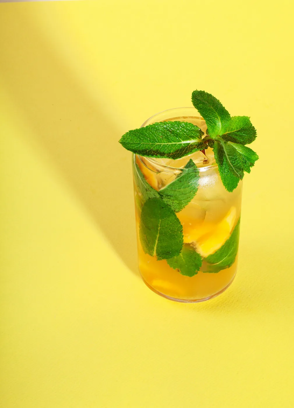 Thé glacé maison à la pêche et menthe