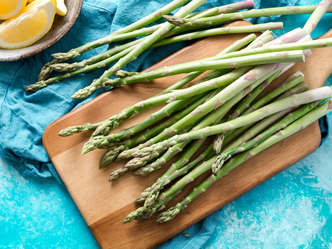 Asperges rôties sauce César sur une assiette, Marcel Cuisine