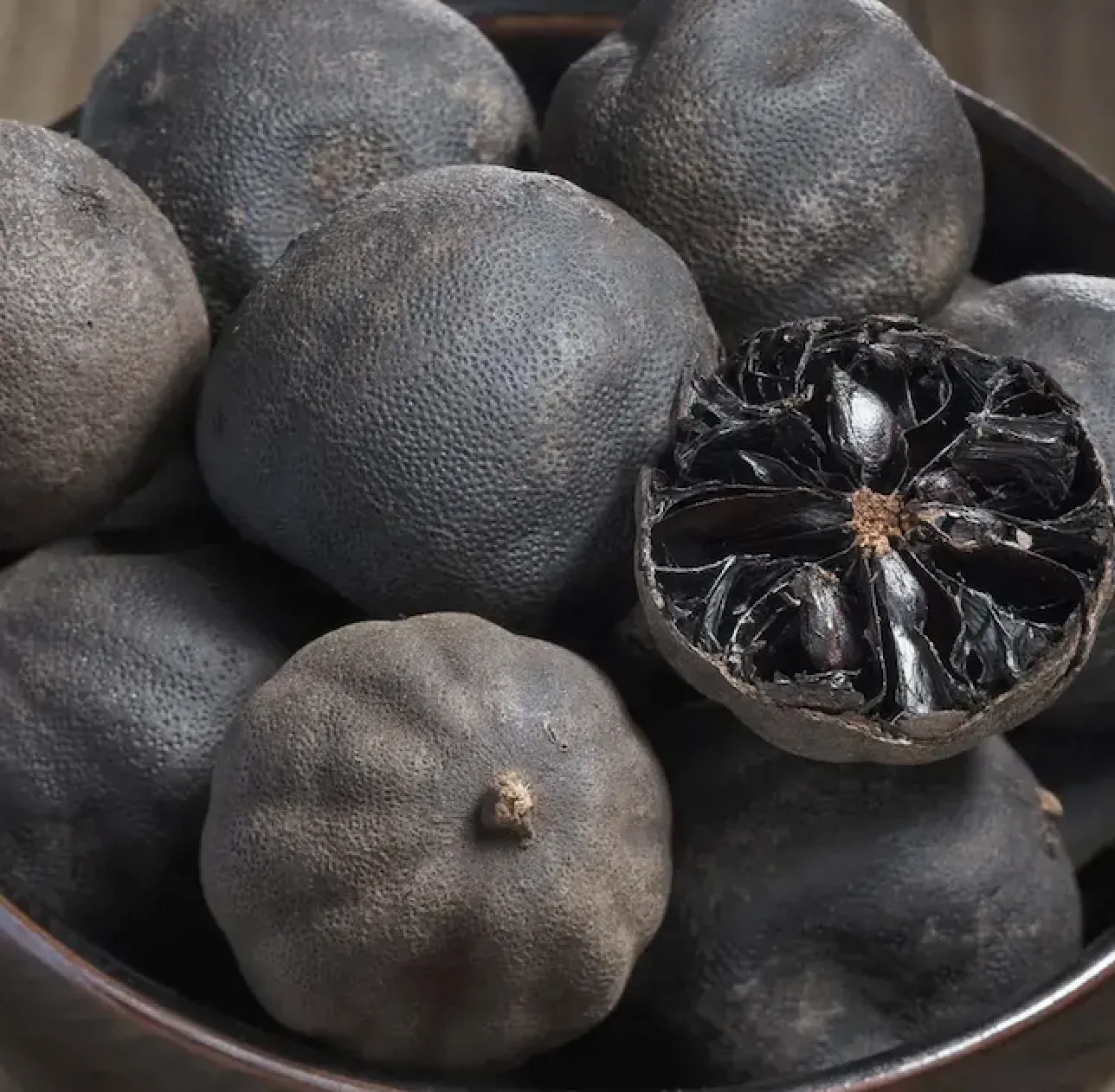Citrons noirs séchés sur fond sombre, Marcel Cuisine
