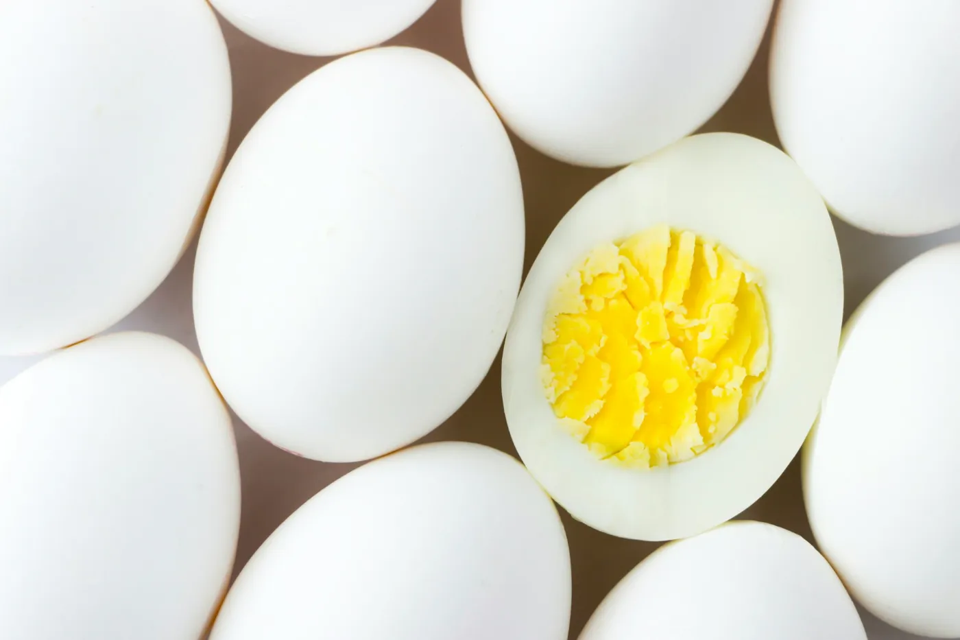 Oeufs durs farcis façon œuf mayo revisité, chapelure dorée et ciboulette — l'Oeuf Monet de Marcel
