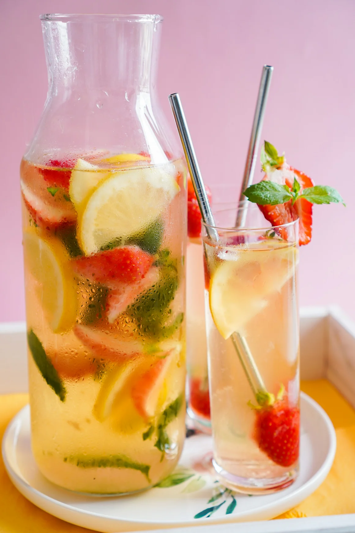 Sangria blanche à la verveine citronnelle et agrumes dans un pichet — Marcel Cuisine