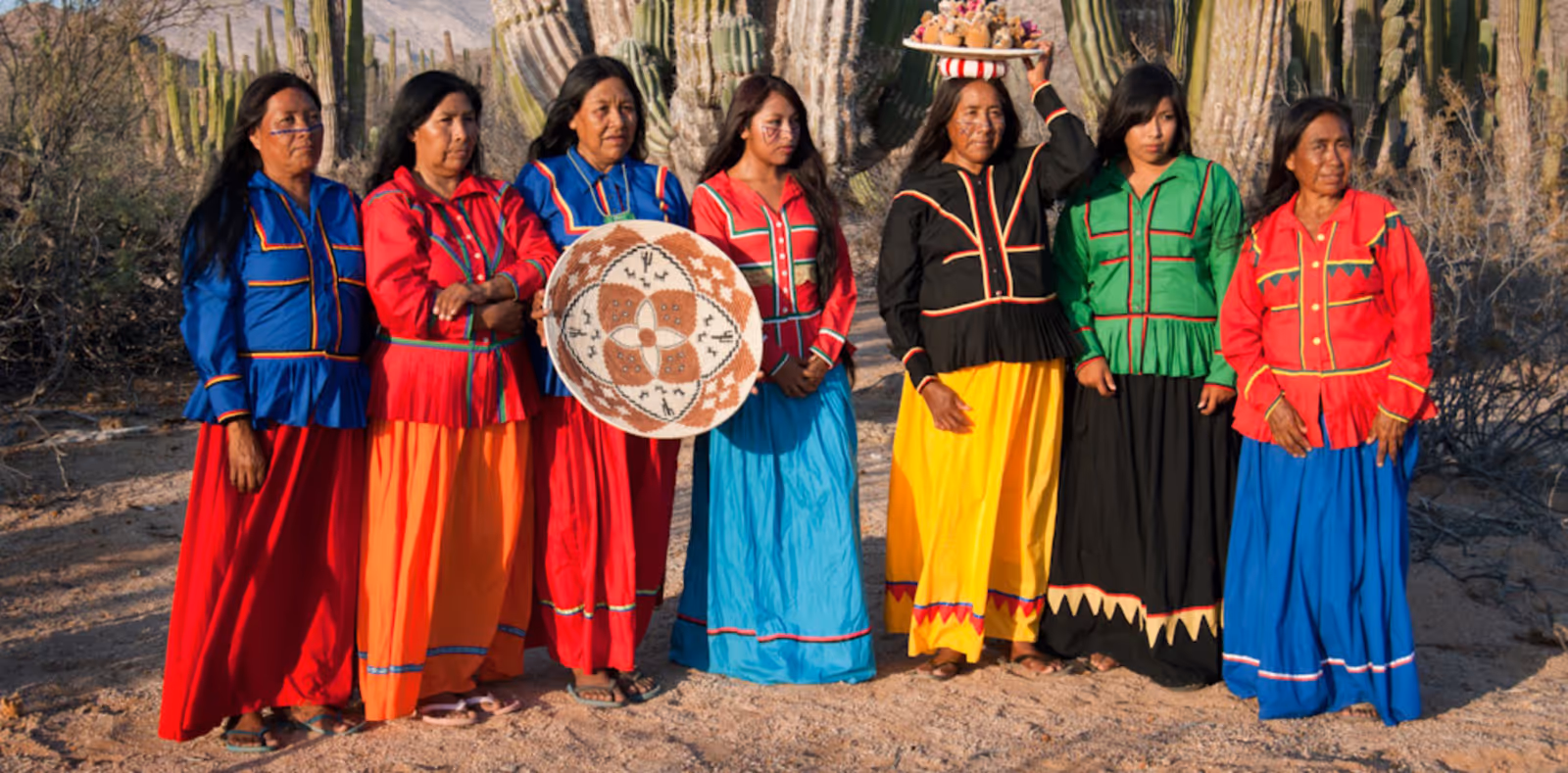 Femmes Cucapá en tenue traditionnelle avec artisanat-cucapa