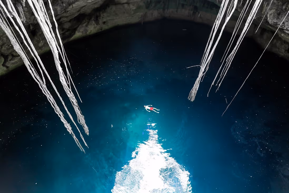 Cenote-swimming-_Yucatan_-banco-de-datos-Totonal