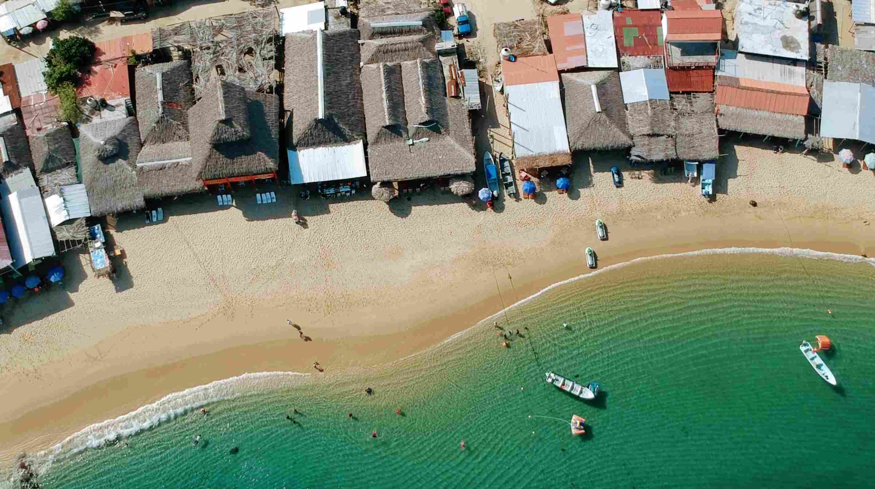 Puestos en la playa cerca del mar con barcos navegando