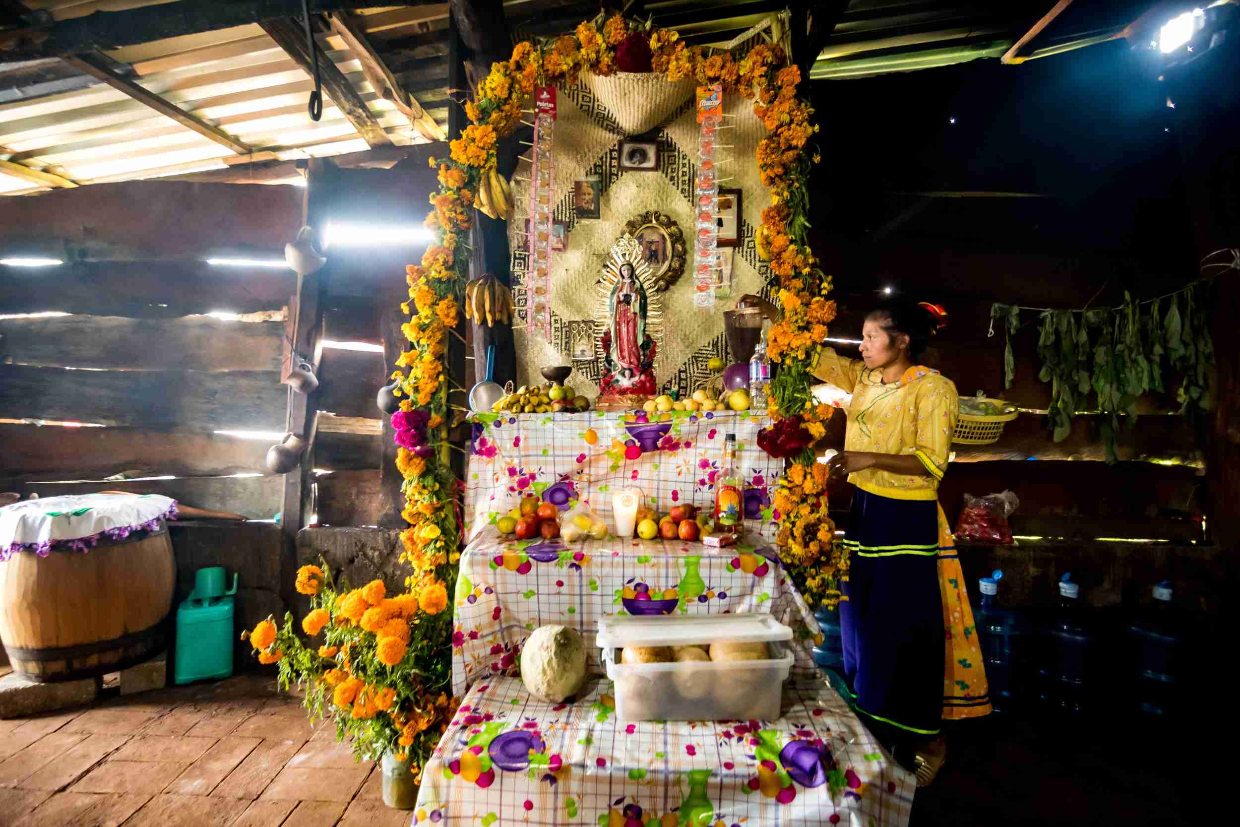 Mujer de la comunidad decorando un altar