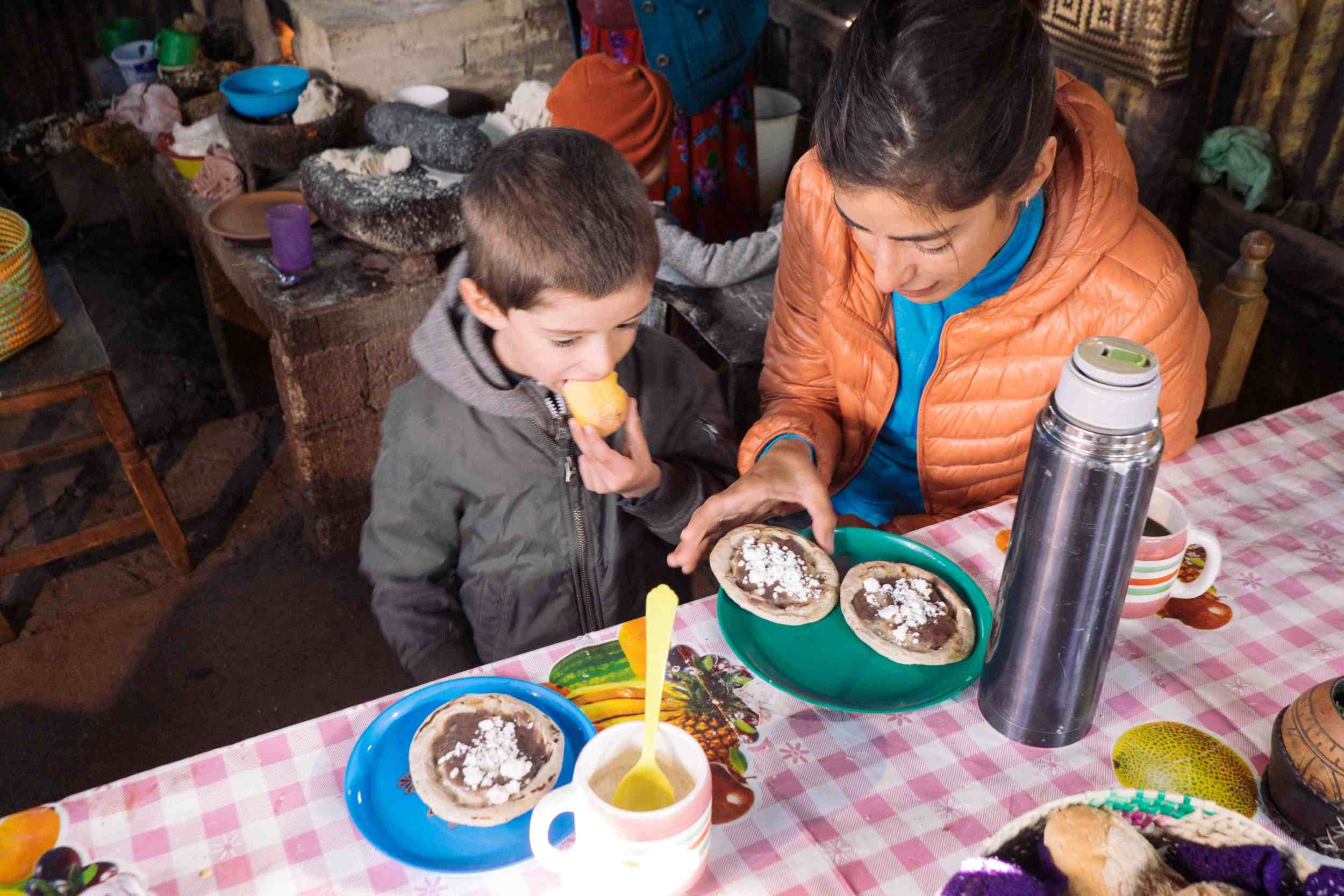 Viajera con su hijo probando comida local