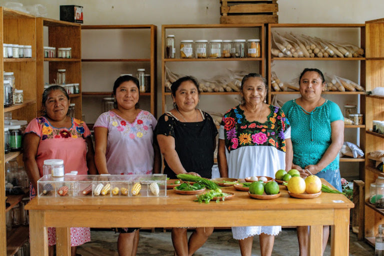 Mujeres de Yaxunah-768x512