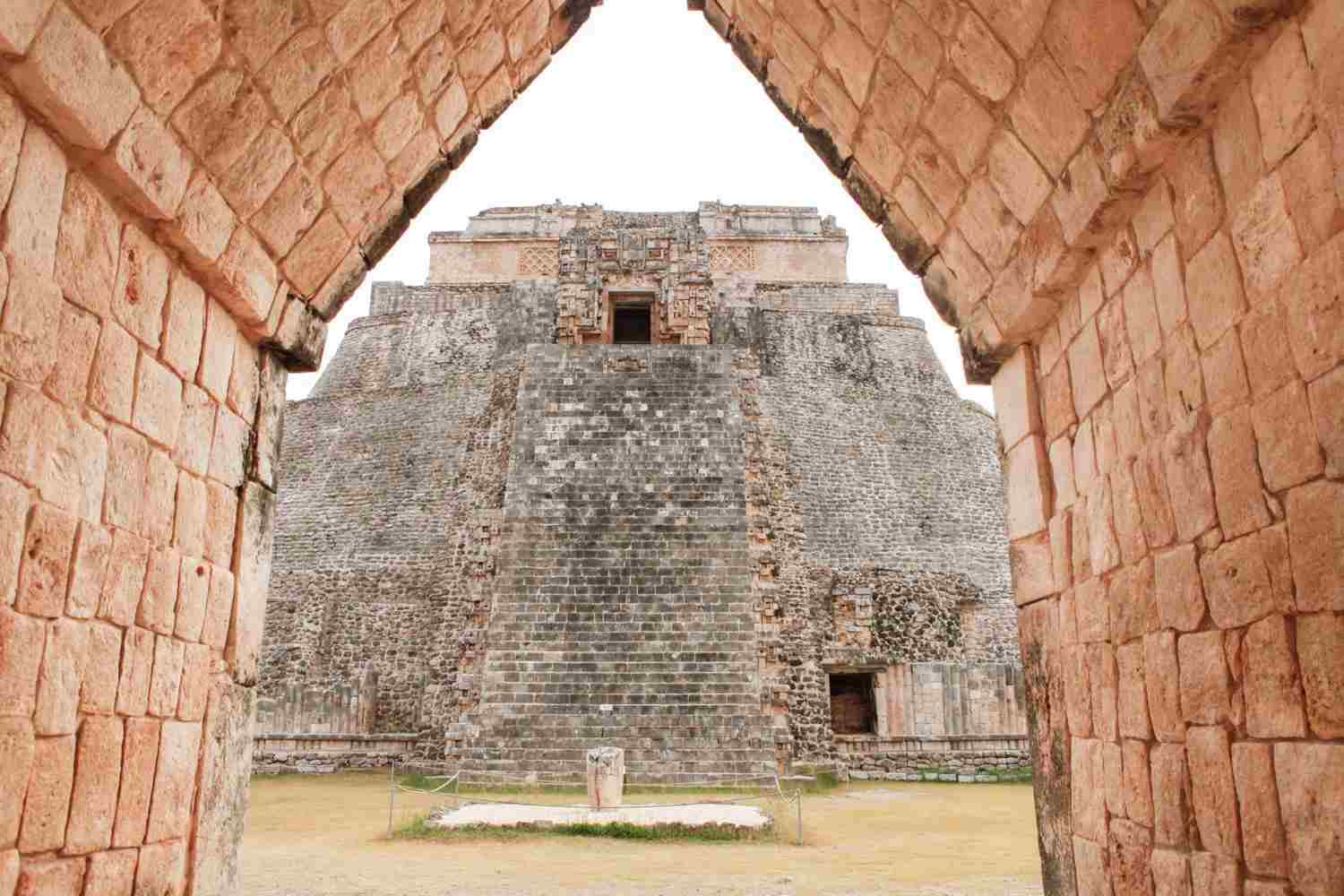 Pirámide de Uxmal vista desde el interior de una estructura triangular en Uxmal, Yucatán