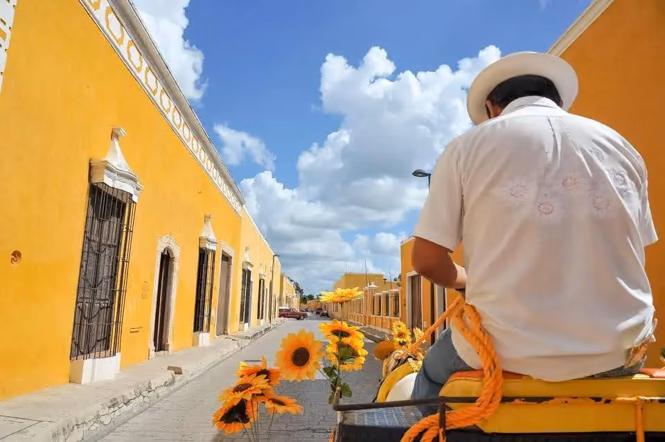 Carruaje tirado por caballo en Izamal