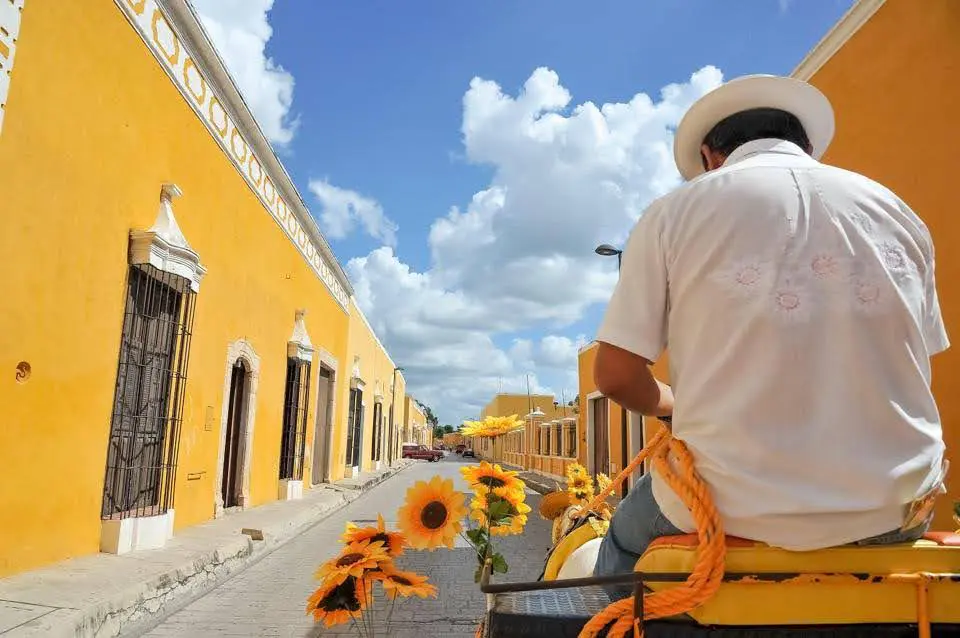 Carruaje tirado por caballo en Izamal