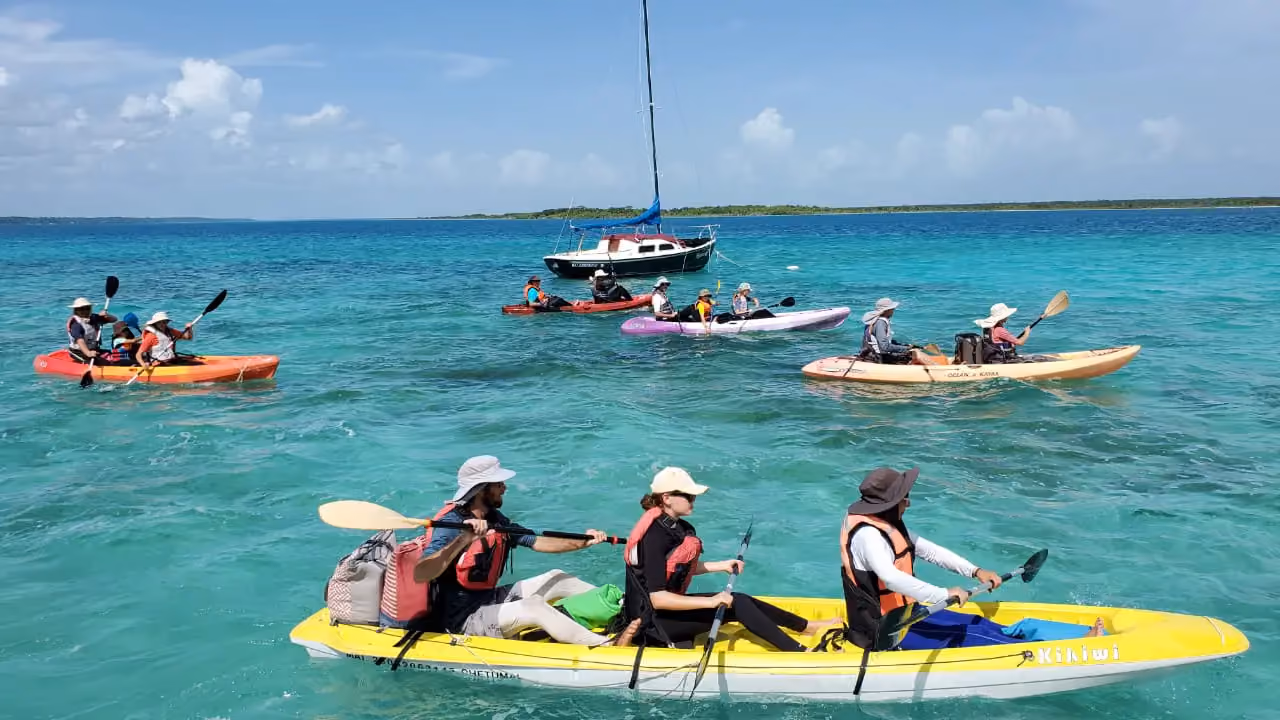 Personas en botes en la Laguna de Bacalar