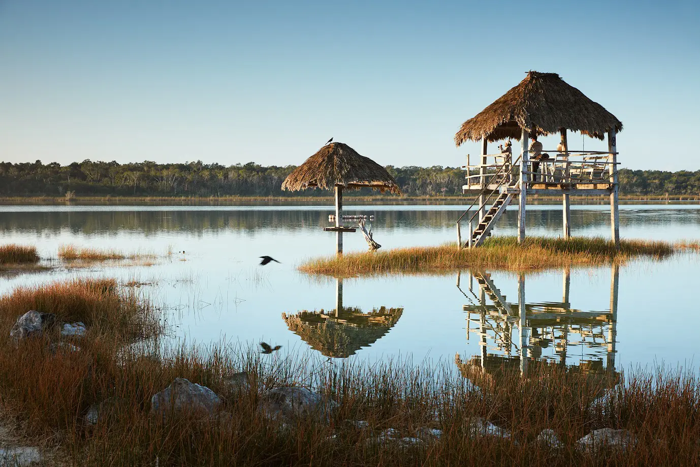 Cabaña en lago con vegetación en Sian Ka’an