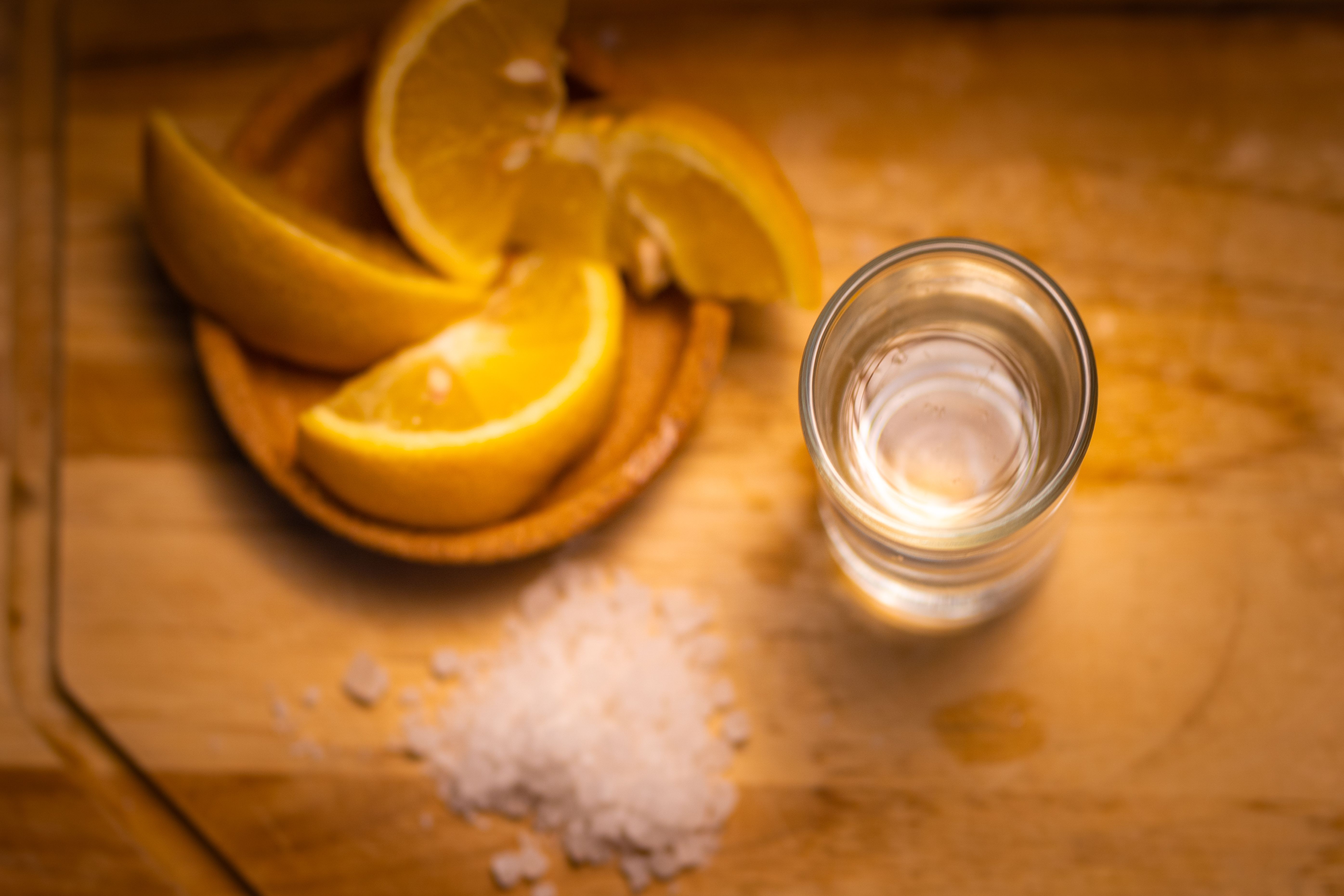Guida completa al tour del mezcal a Oaxaca 2026 – Mezcal con fette d'arancia e sale.