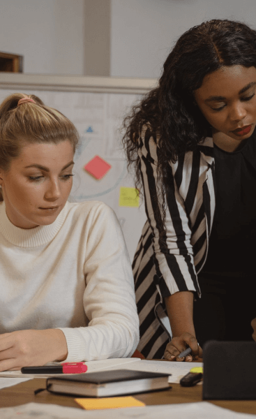 Duas mulheres trabalhando em equipe mostrando a historia da empresa
