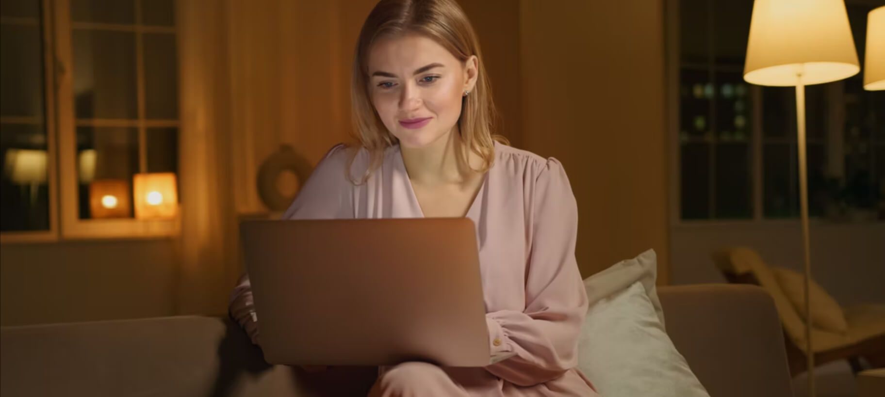 thumbnail do video de uma mulher utilizando o tasker em um notebook