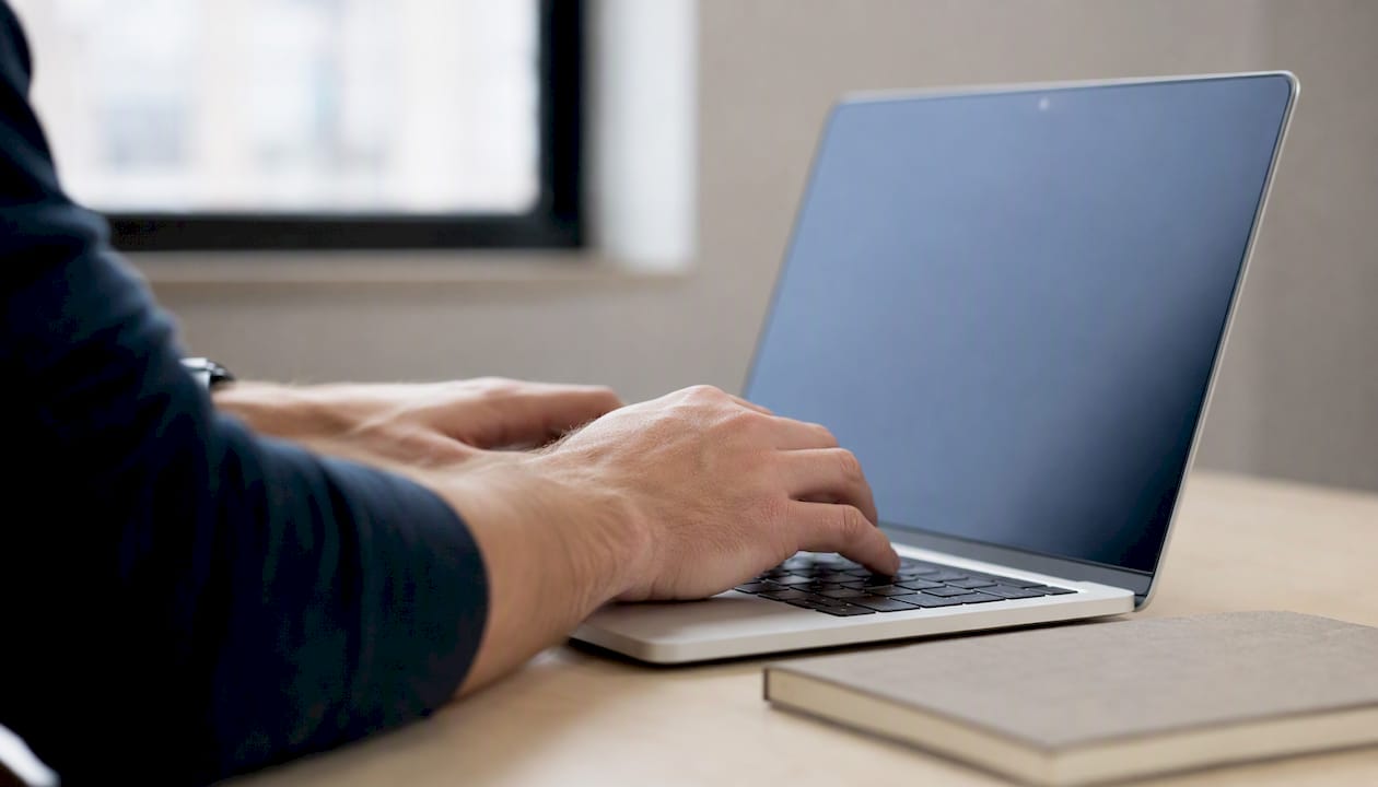 Mãos digitando códigos no teclado