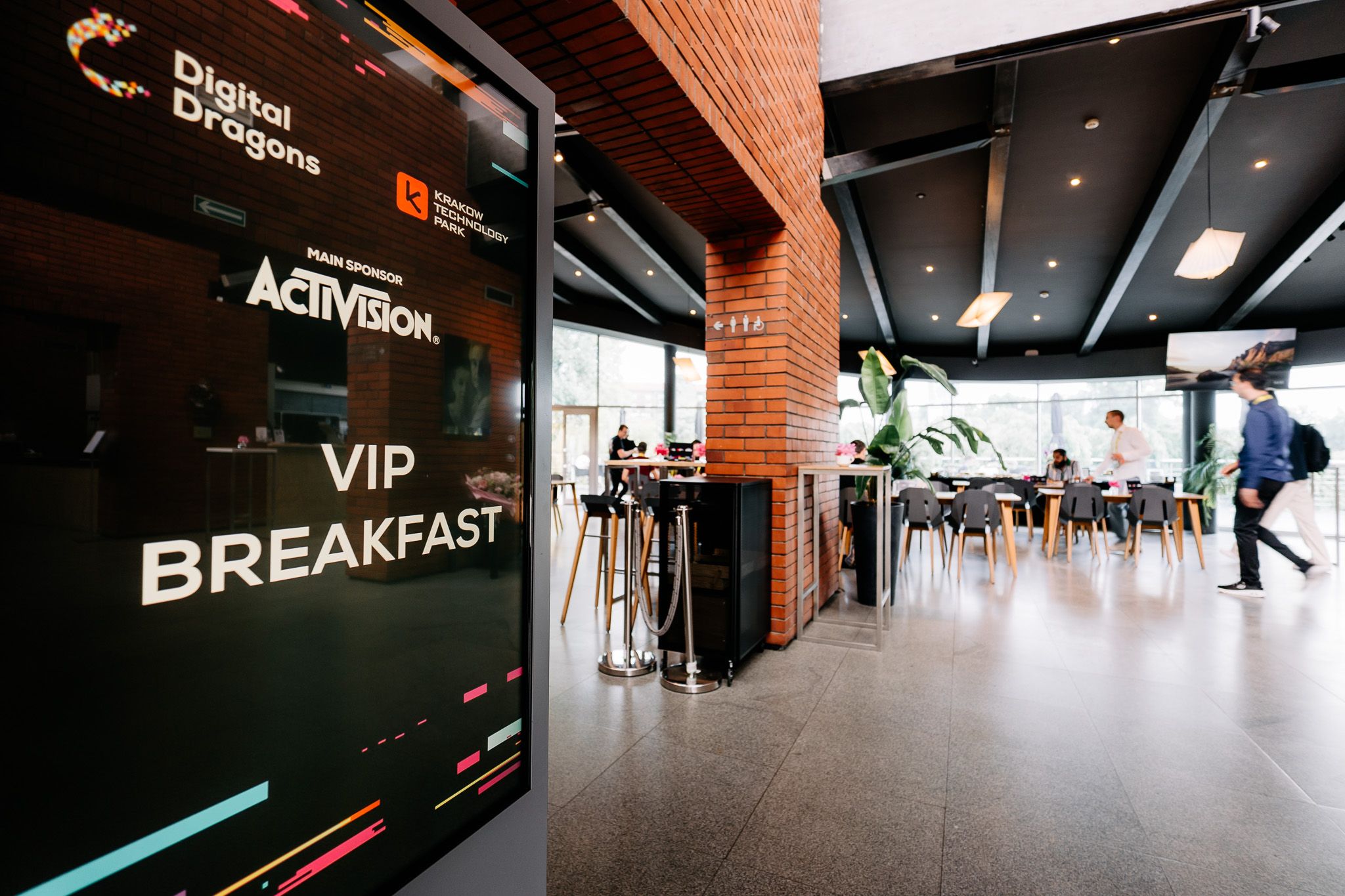 Dostęp do strefy VIP breakfast był możliwy po zeskanowaniu kodu QR z identyfikatora