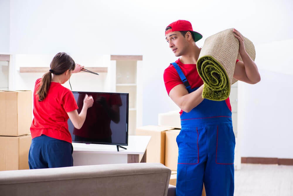 Packing up your things with moving companies in Athens.