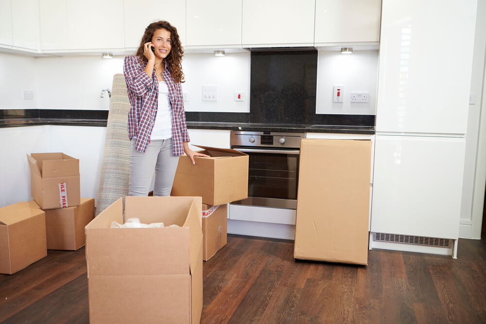 Best Moving Companies in Nashville coordinating with a client.