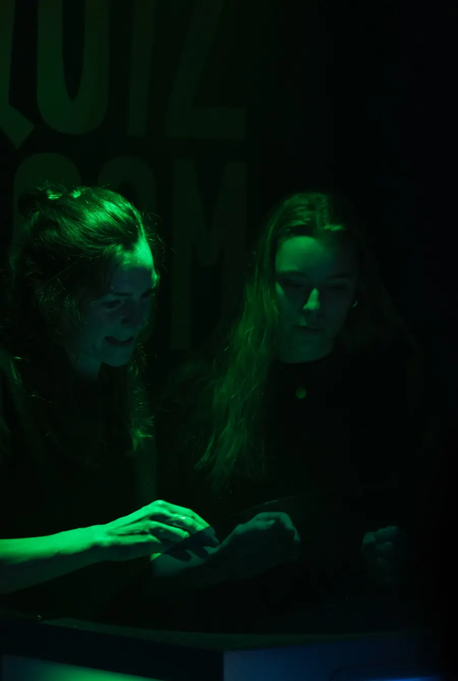 Salle de quiz interactive à Brisbane avec équipes jouant