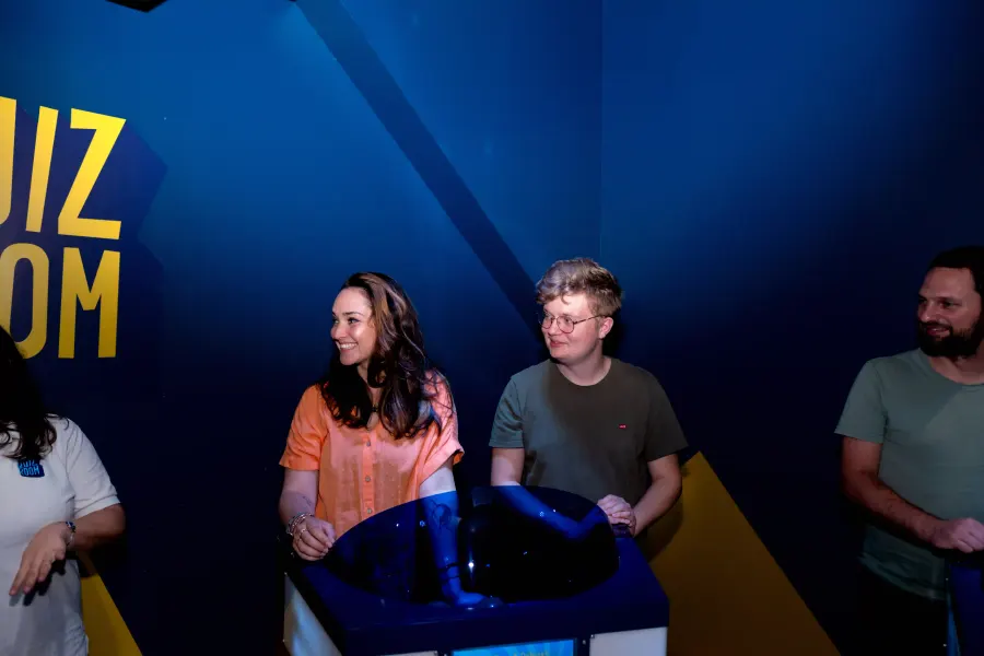 Participants concentrés résolvant énigmes Quiz Room Brisbane