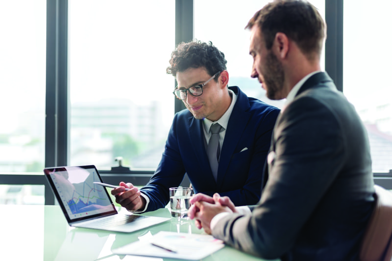 Colaboración y confianza en servicios gestionados de Avalresources reflejados en apretón de manos