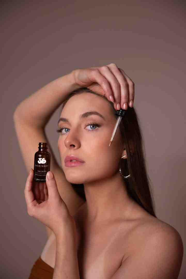 Discover the best natural tanning drops for a sun-safe, customizable glow. Learn how to apply for a flawless, streak-free tan.