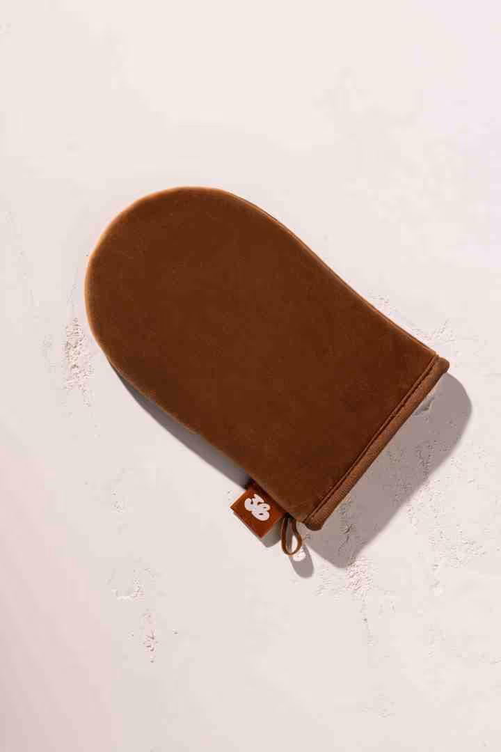 Find the best self tanner foam & water-based options for a flawless, streak-free tan. Learn application tips & avoid orange tones.