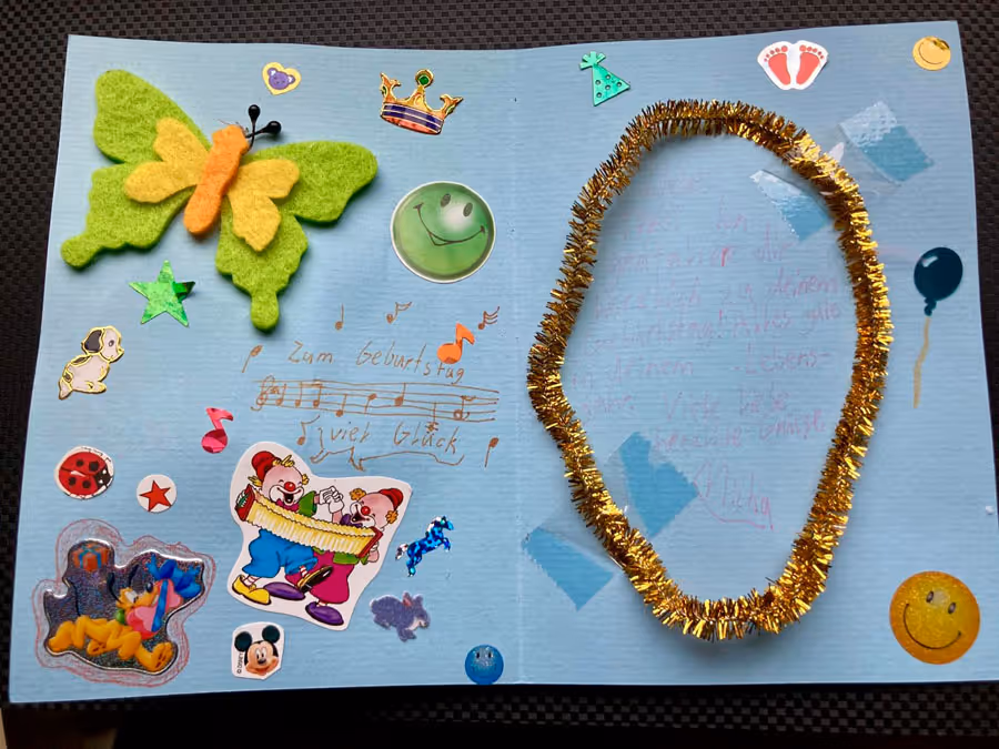 Eine selbstgebastelte Karte voller Sticker und Dekoration