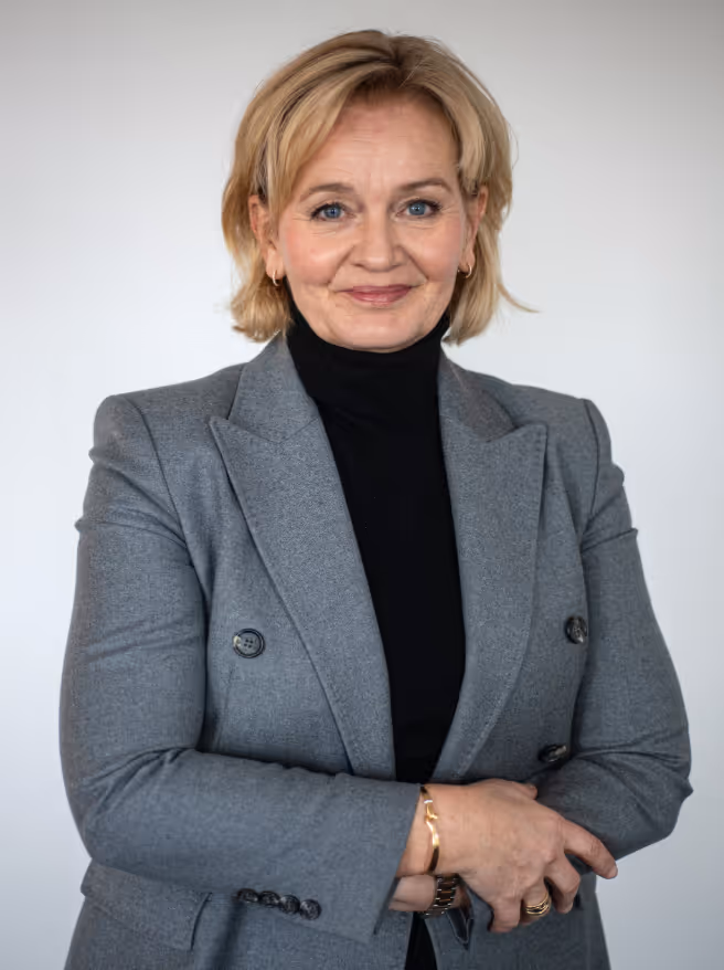 Porträtt av Carina Åkerström, styrelseledamot, i professionell affärsklädsel