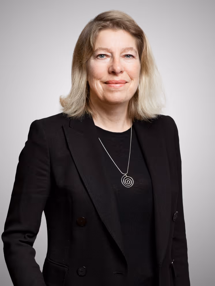 Porträtt av Gunilla Rudebjer, styrelseledamot, i professionell affärsklädsel