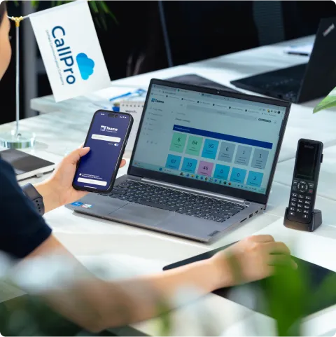 CallPro утас, компьютер дээр ажиллаж буй оффисын ширээ