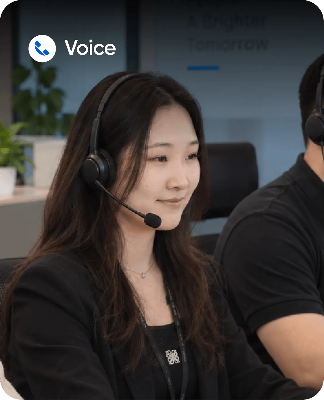CallPro Voice: чихэвчтэй оператор дуудлагад үйлчилж байна