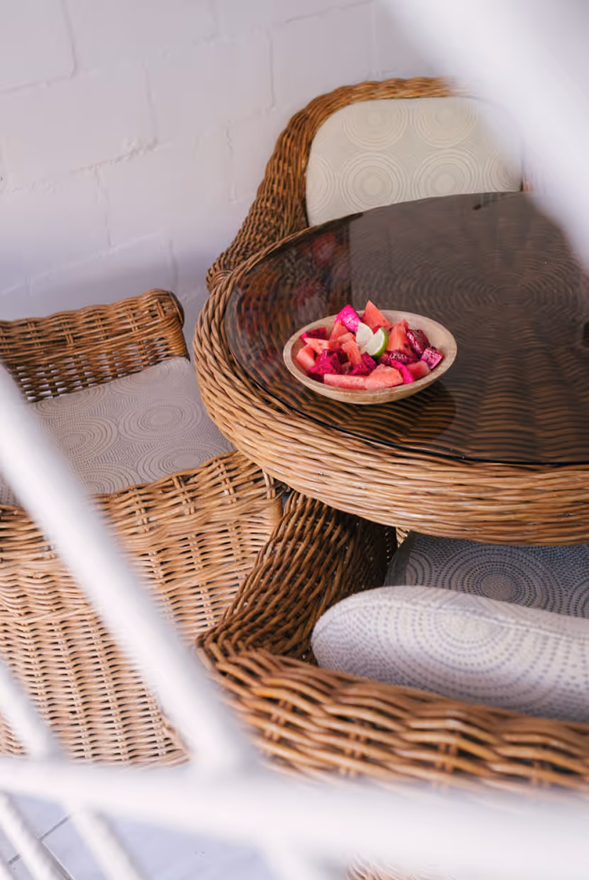 Een terras in Paramaribo met dragonfruit en watermeloen