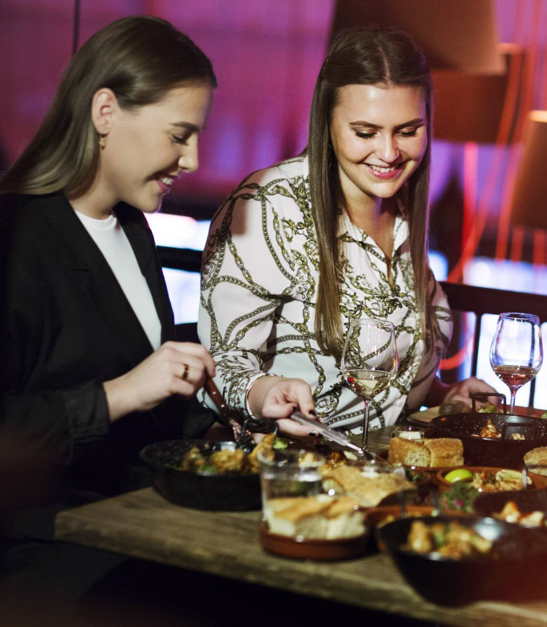 To smilende gjester sitter på bordet på restauranten San Sebastian i Trondheim