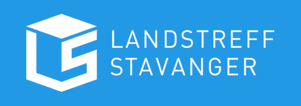 Logo for Landstreff Stavanger med hvite bokstaver og et geometrisk symbol på blå bakgrunn.