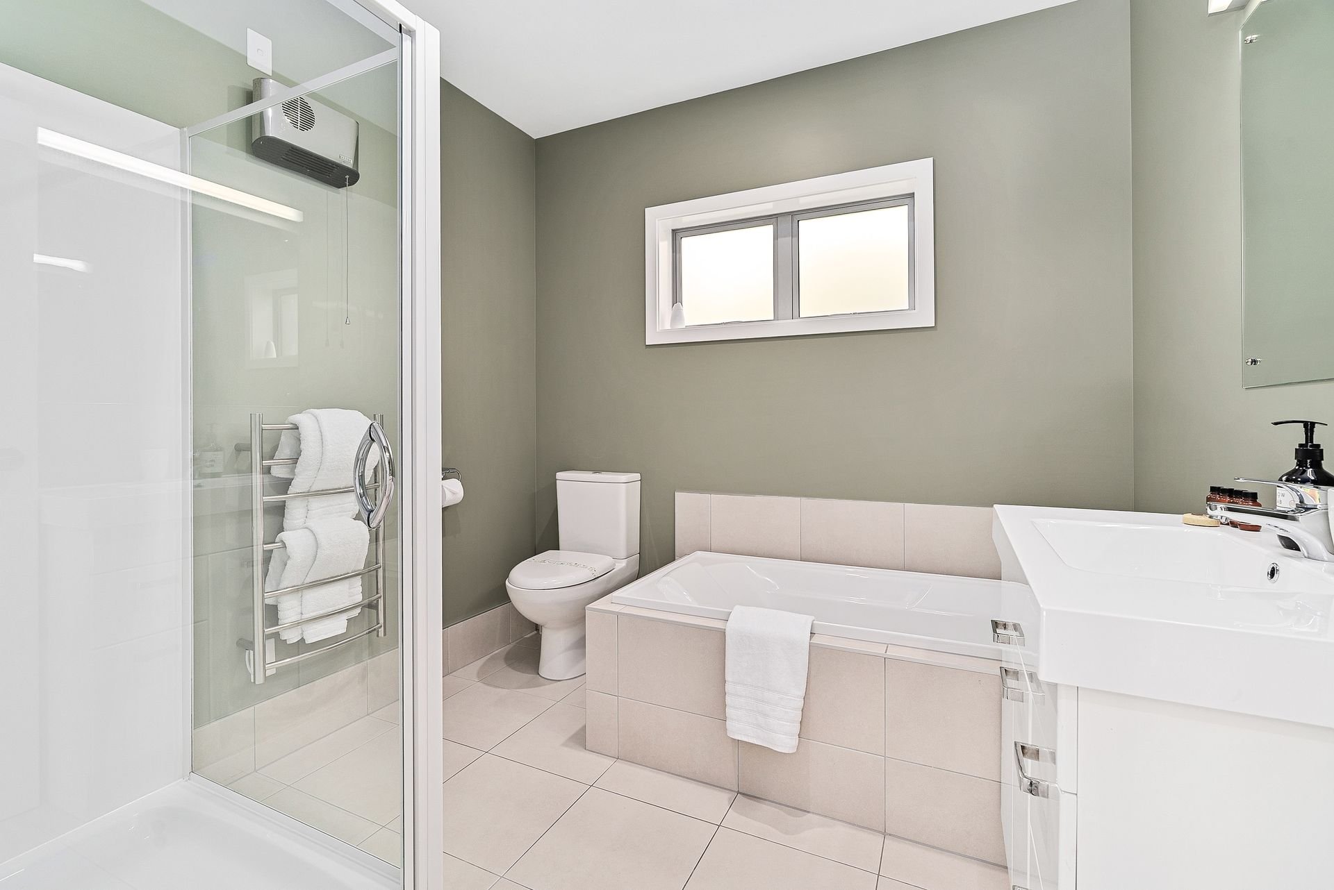 Family bathroom with bath at Highview Haven, Queenstown