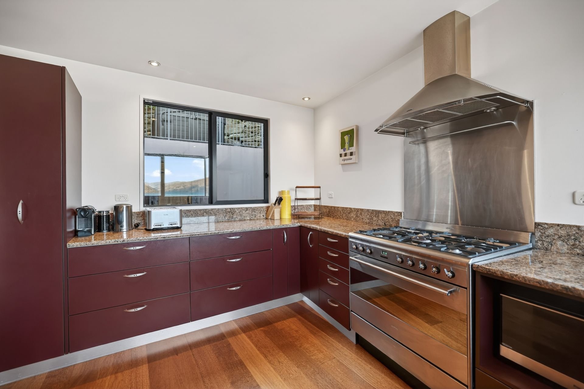 Kitchen with range cooker at Edinburgh Heights, Queenstown