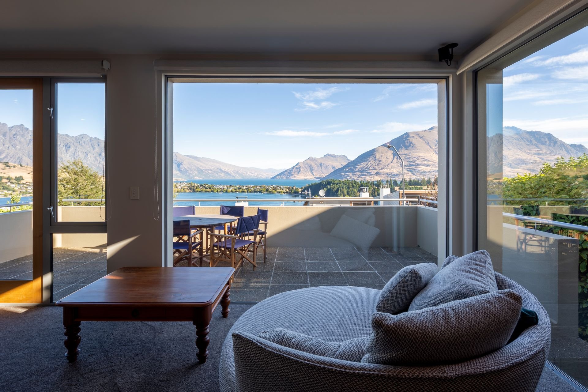 View from the lounge over the balcony to the lake at Baraka Lake Views, Queenstown