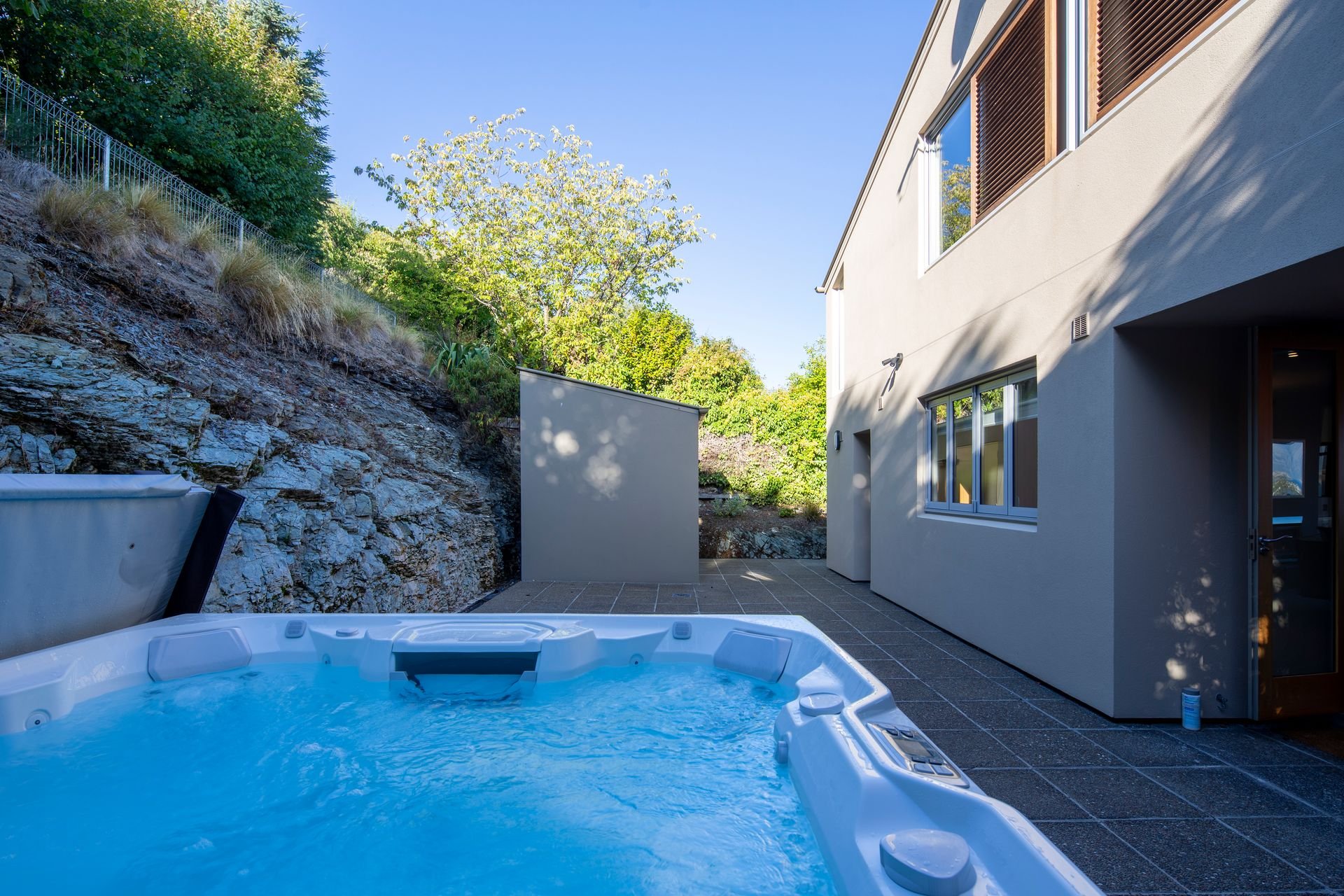 Spa pool at Baraka Lake Views, Queenstown
