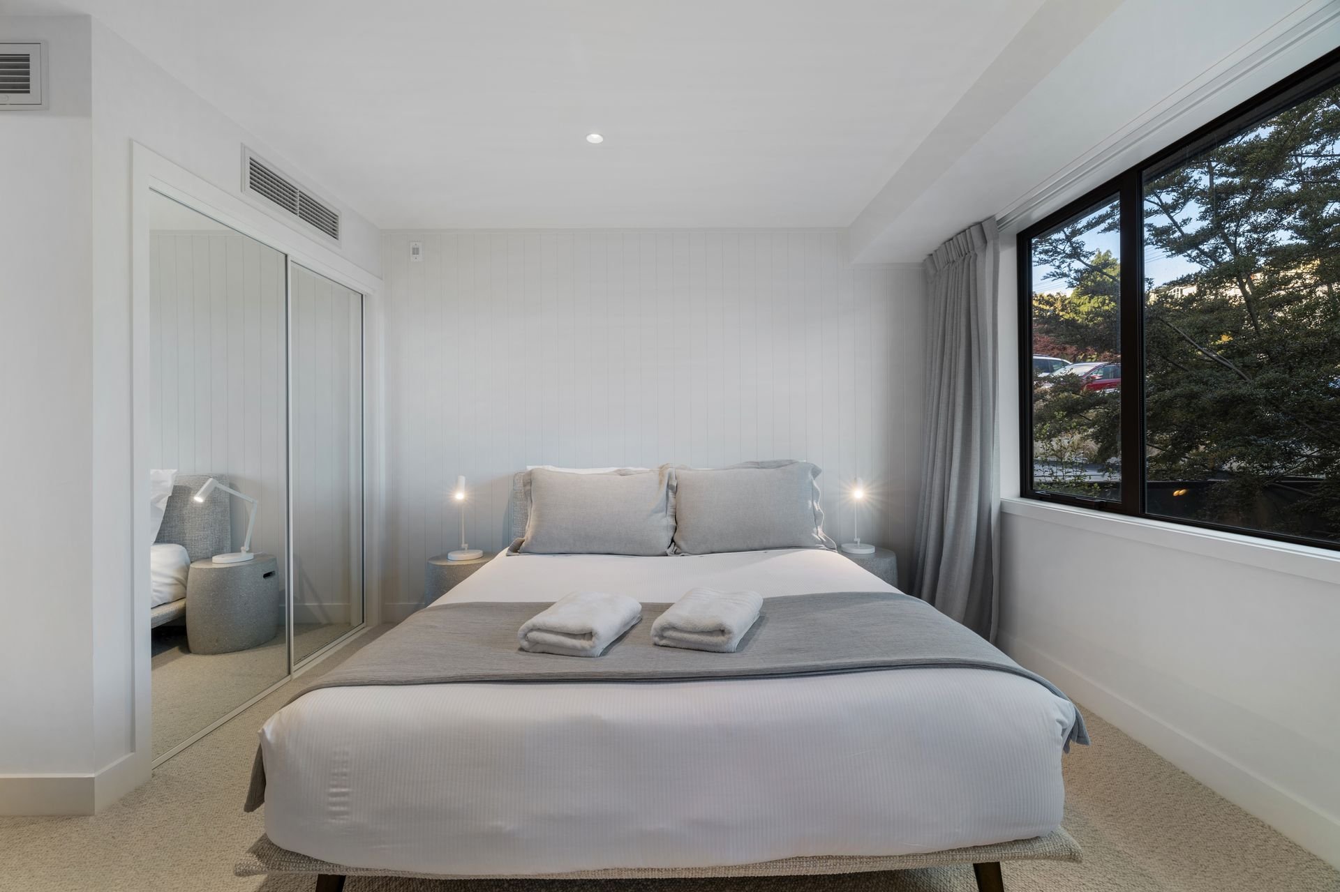 Queen bedroom at Sunset Views, Queenstown