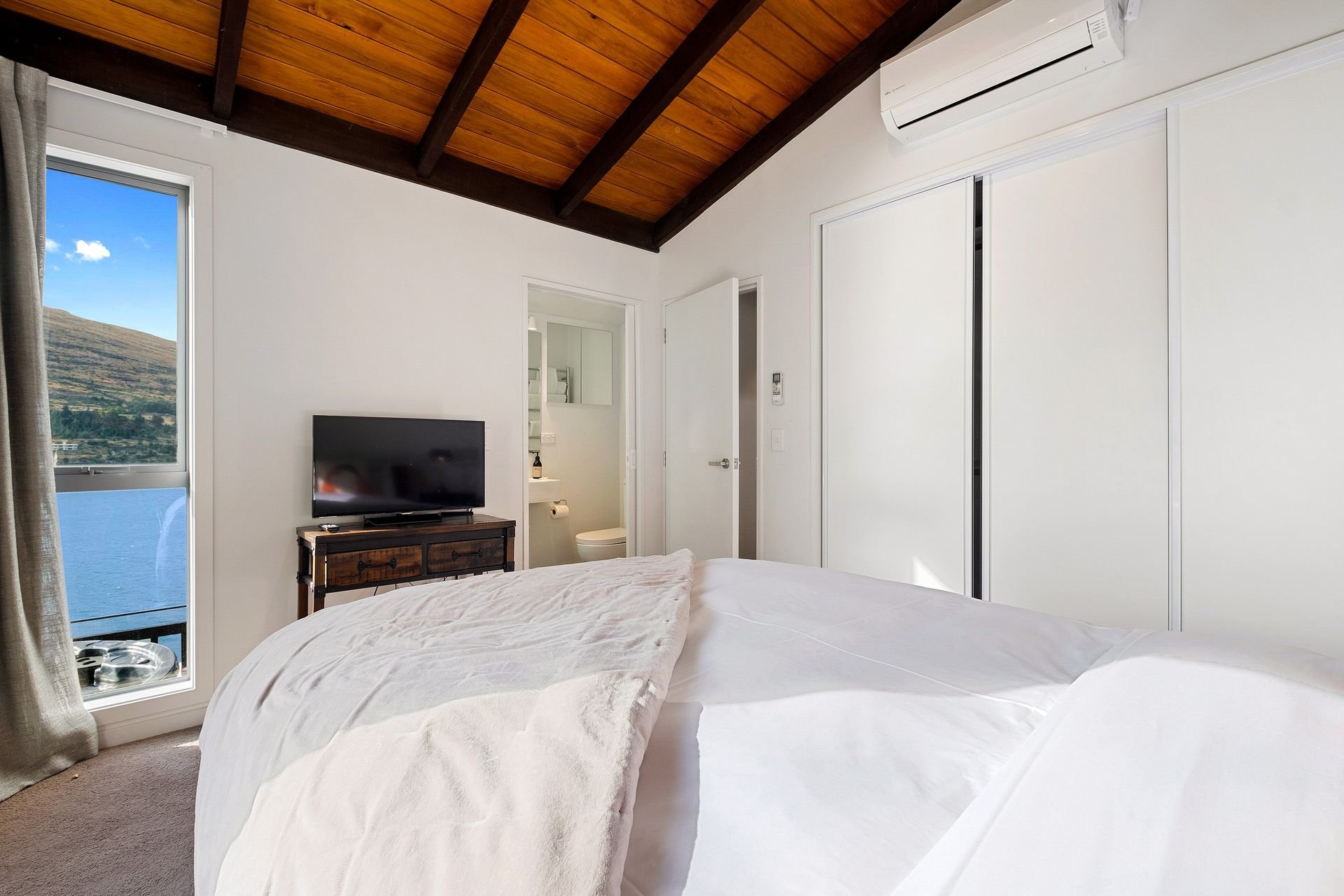 Bedroom with lake view at Queenstown Lakefront Dream, Queenstown