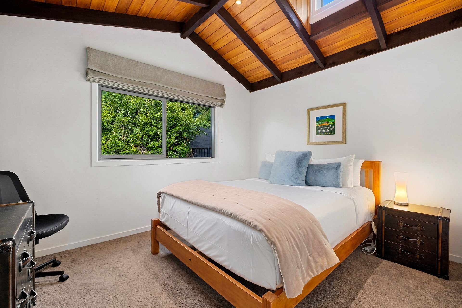 Queen bedroom at Queenstown Lakefront Dream, Queenstown