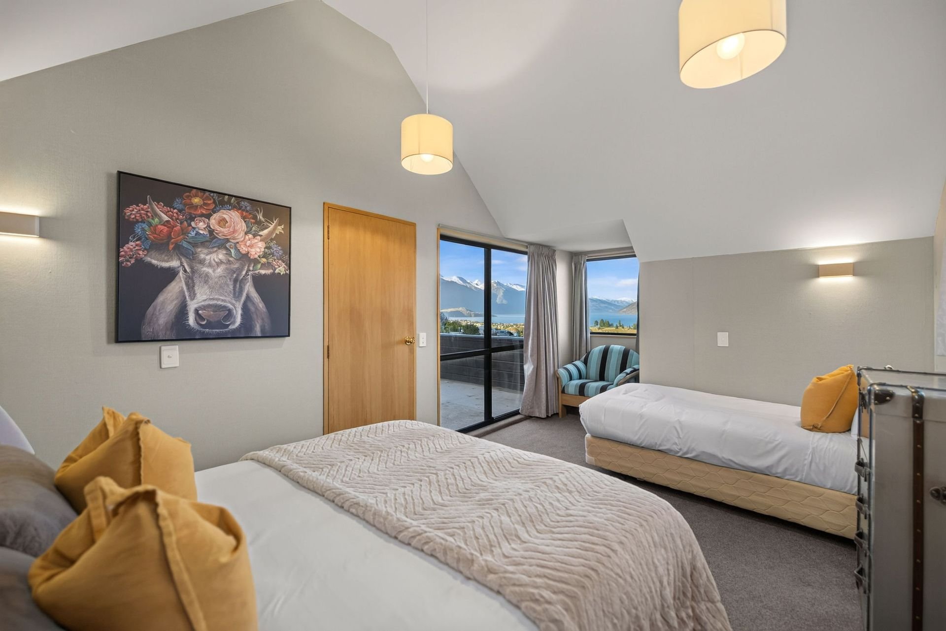 Bedroom with two beds at Alpine Haven, Queenstown